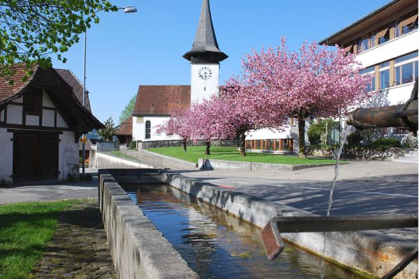 Kirche und Gemeindehaus Lauperswil im Frühling
