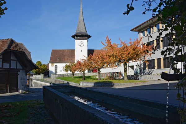 Kirche und Gemeindehaus Lauperswil im Herbst